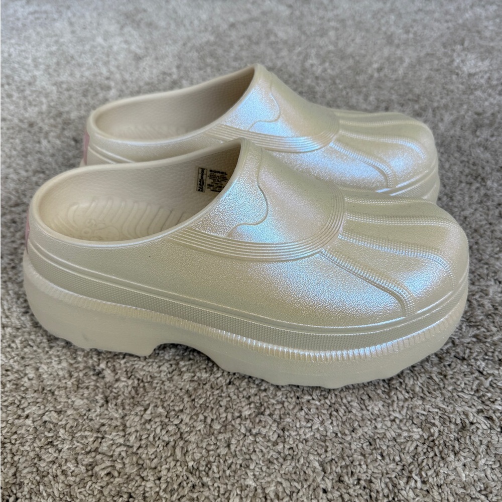 NWOB Women’s Sorel Caribou Clogs - Size 8